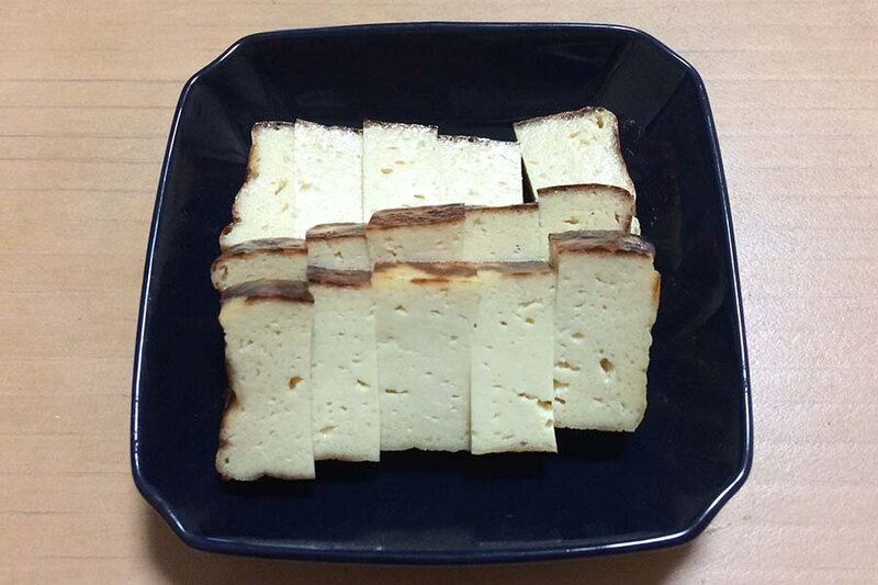秋田名産　豆腐かすてらを一口サイズにカットしたところ