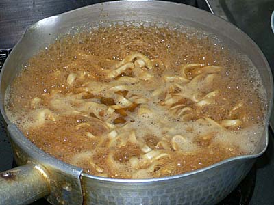 寿がきや　味噌煮込みうどん　スープで煮込む